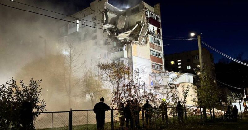 У Хмельницькому після вибуху будинку знайшли п’ятьох постраждалих, доля однієї жінки невідома У Хмельницькому після вибуху будинку знайшли п’ятьох постраждалих, доля однієї жінки невідома